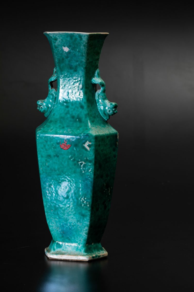 Vaso in Porcellana Monocroma Verde con Anse a Foggia di Leone, Cina, XIX Secolo