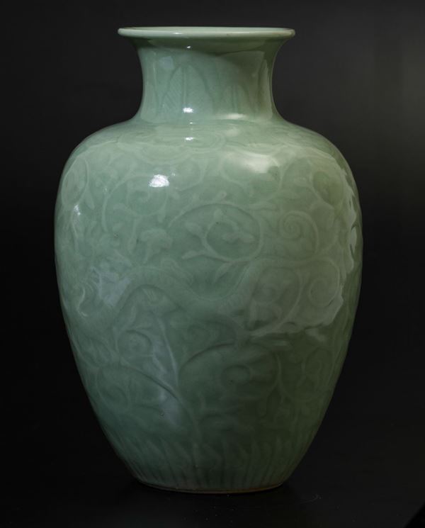 Vaso in porcellana Celadon con figura di drago e decori a racemi, Cina, inizio XX secolo