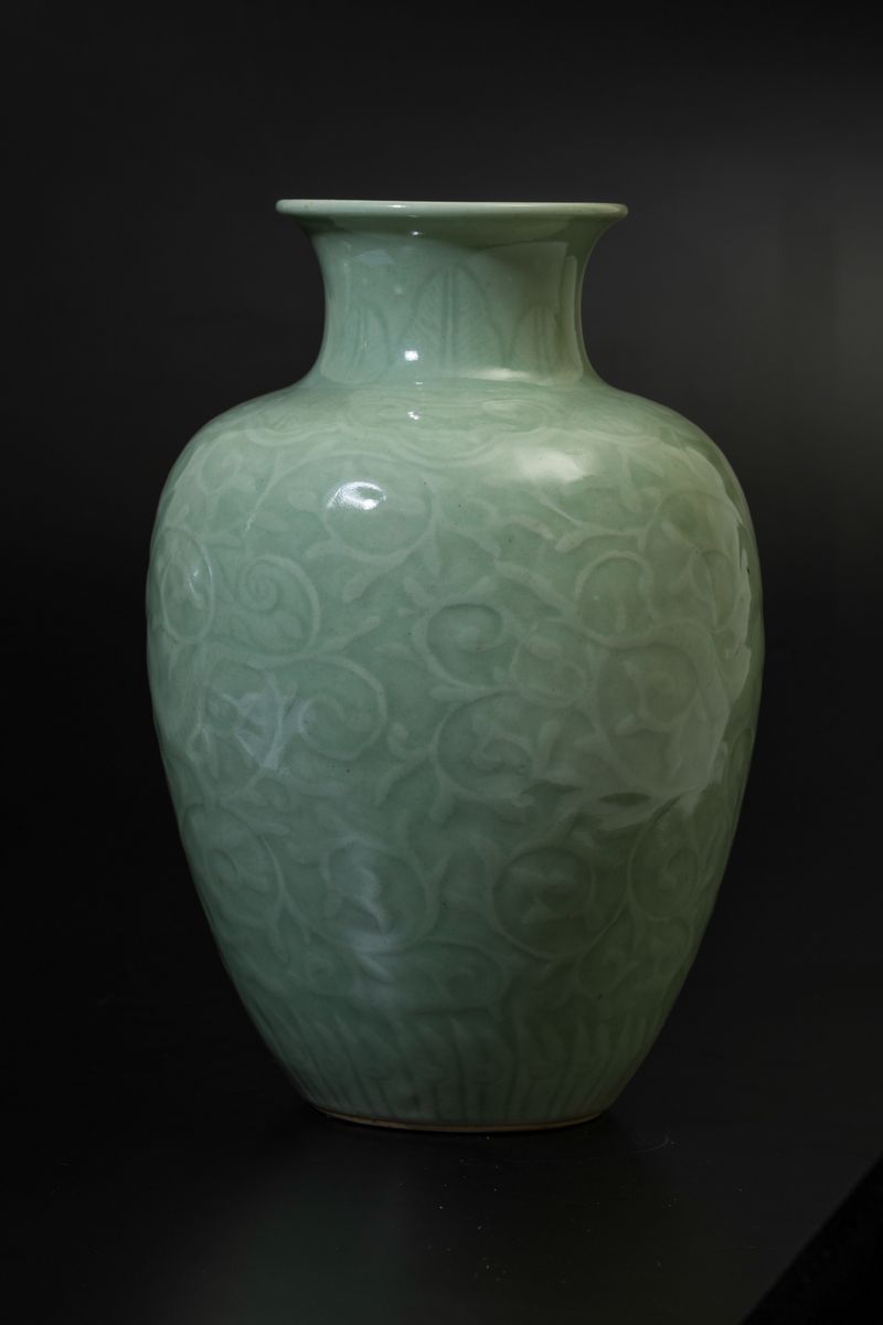 Vaso in Porcellana Celadon con Figura di Drago e Decori a Racemi, Cina, Inizio XX Secolo