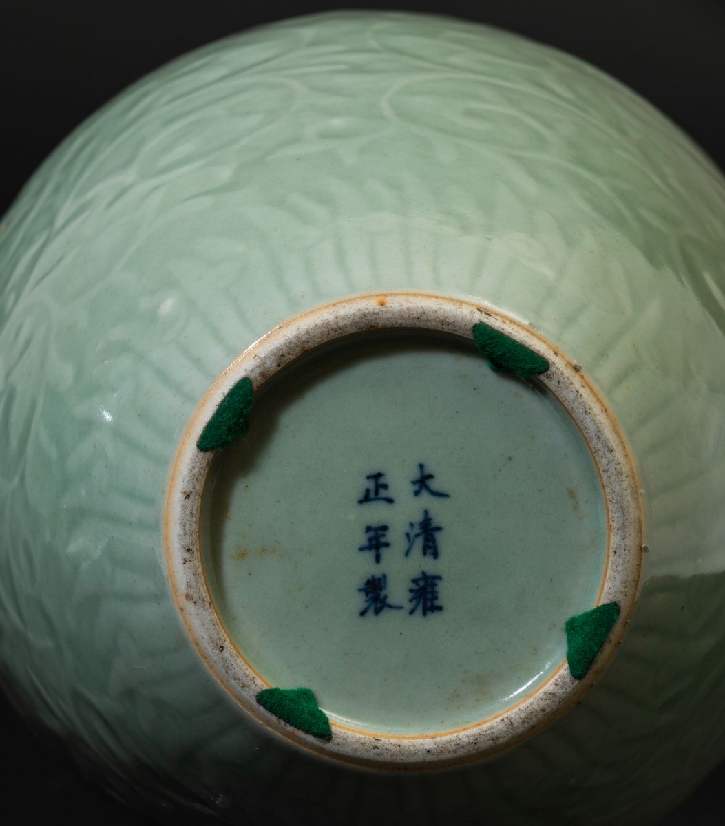 Vaso in Porcellana Celadon con Figura di Drago e Decori a Racemi, Cina, Inizio XX Secolo