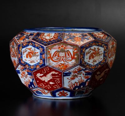 Cachepot in Porcellana Imari con Soggetti Naturalistici e Decori Floreali, Giappone, Periodo Meij...