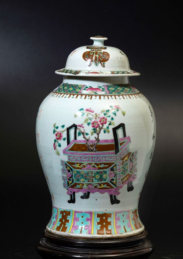 Potiche in porcellana a smalti policromi con decori naturalistici e iscrizioni, Cina, fine XIX secolo