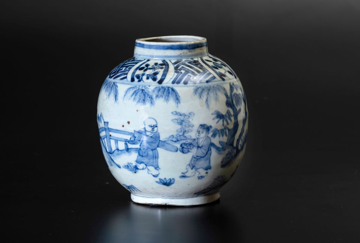 Piccola Potiche Senza Coperchio in Porcellana Bianca e Blu Raffigurante Scene di Vita Comune Entr...