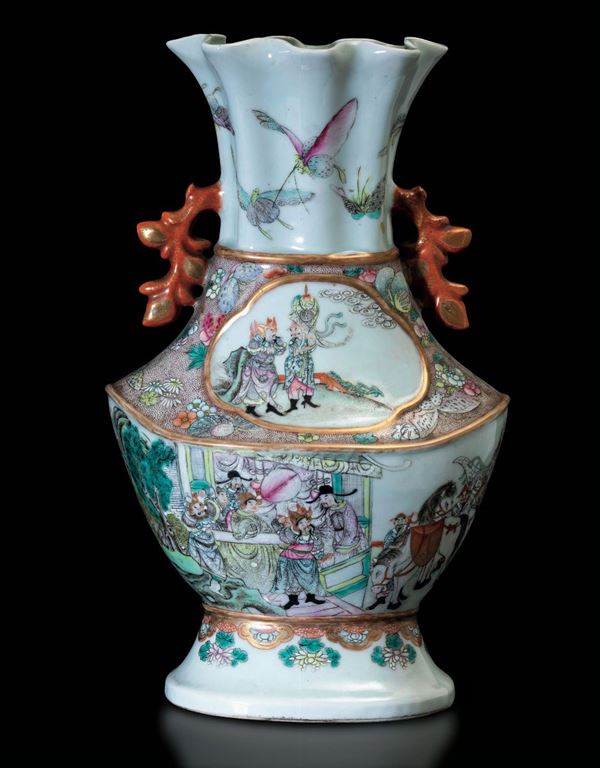Vaso in porcellana a smalti policromi con anse sagomate, figure di guerrieri entro riserve e decori millefiori con farfalle, Dinastia Qing, XIX secolo