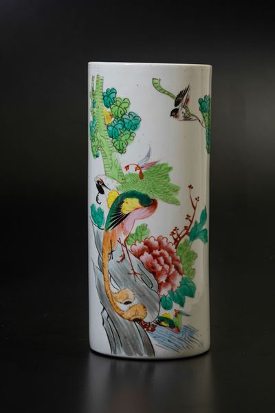 Vaso Cilindrico in Porcellana a Smalti Policromi con Volatili e Peonie in Fiore, Cina, Fine XIX