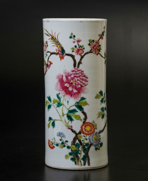 Vaso cilindrico in porcellana a smalti policromi con decoro di uccellini tra rami in fiore, Cina, fine XIX