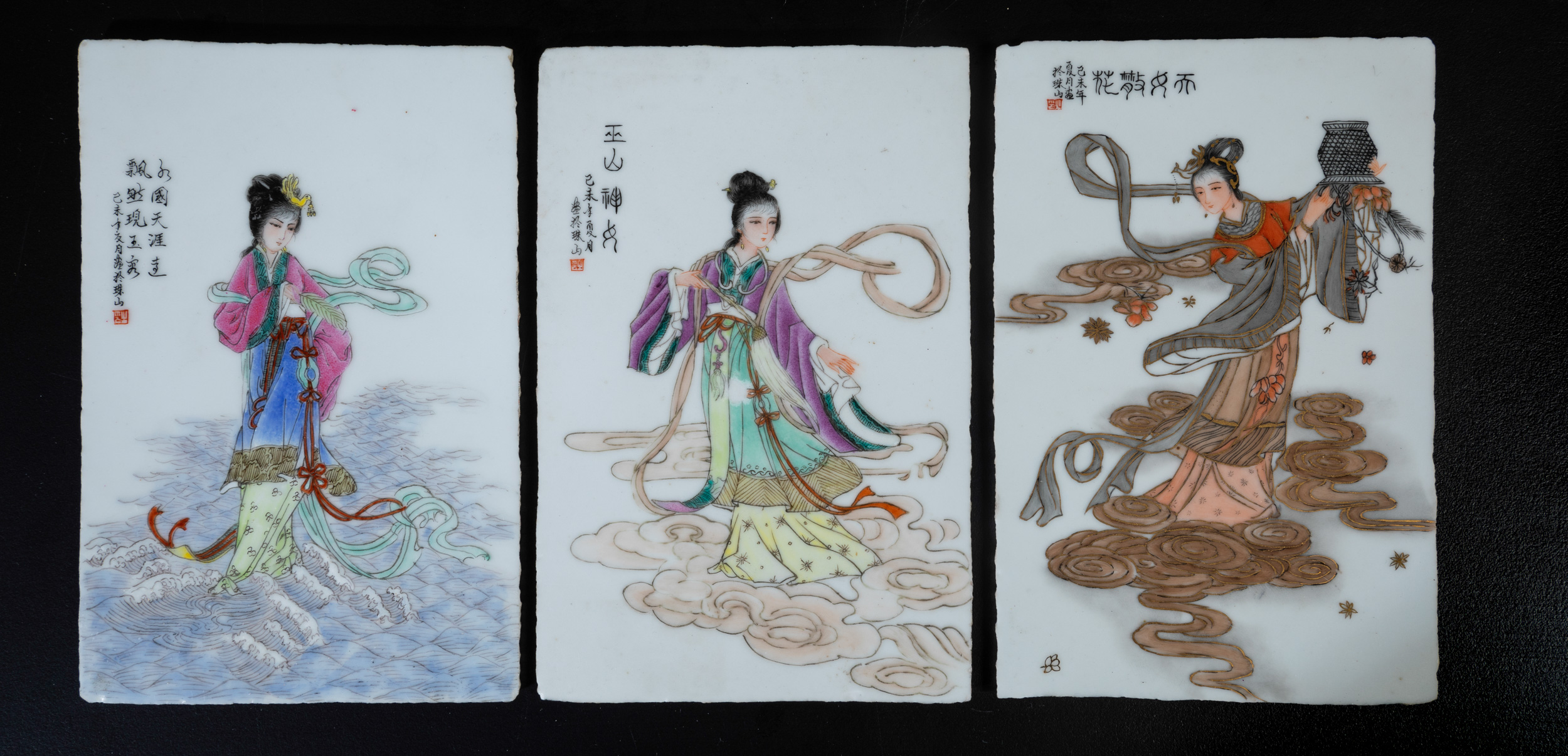 Cinque placche in porcellana, smalti policromi con iscrizioni e figure di fanciulle, Cina, XX sec...