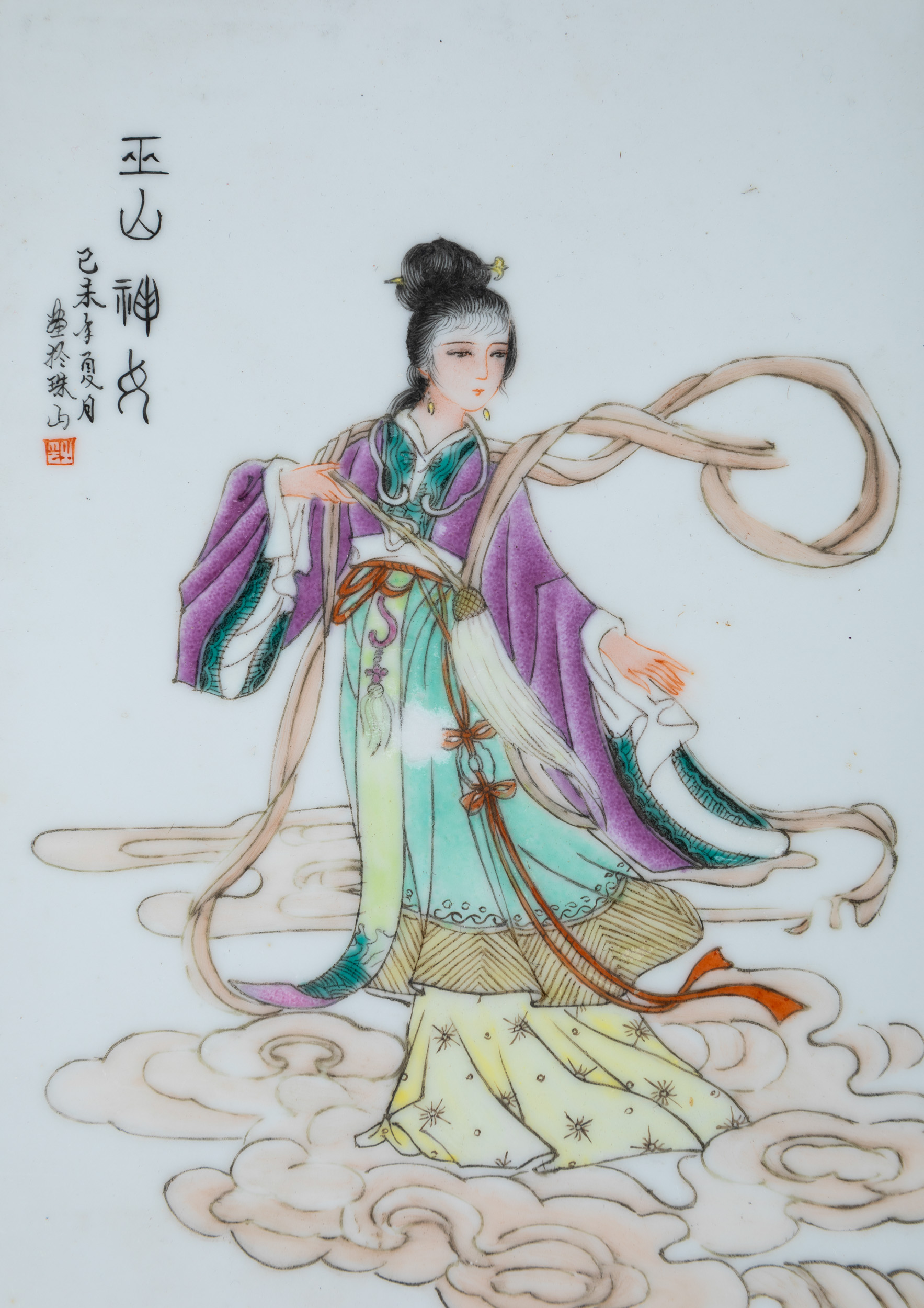 Cinque placche in porcellana, smalti policromi con iscrizioni e figure di fanciulle, Cina, XX sec...