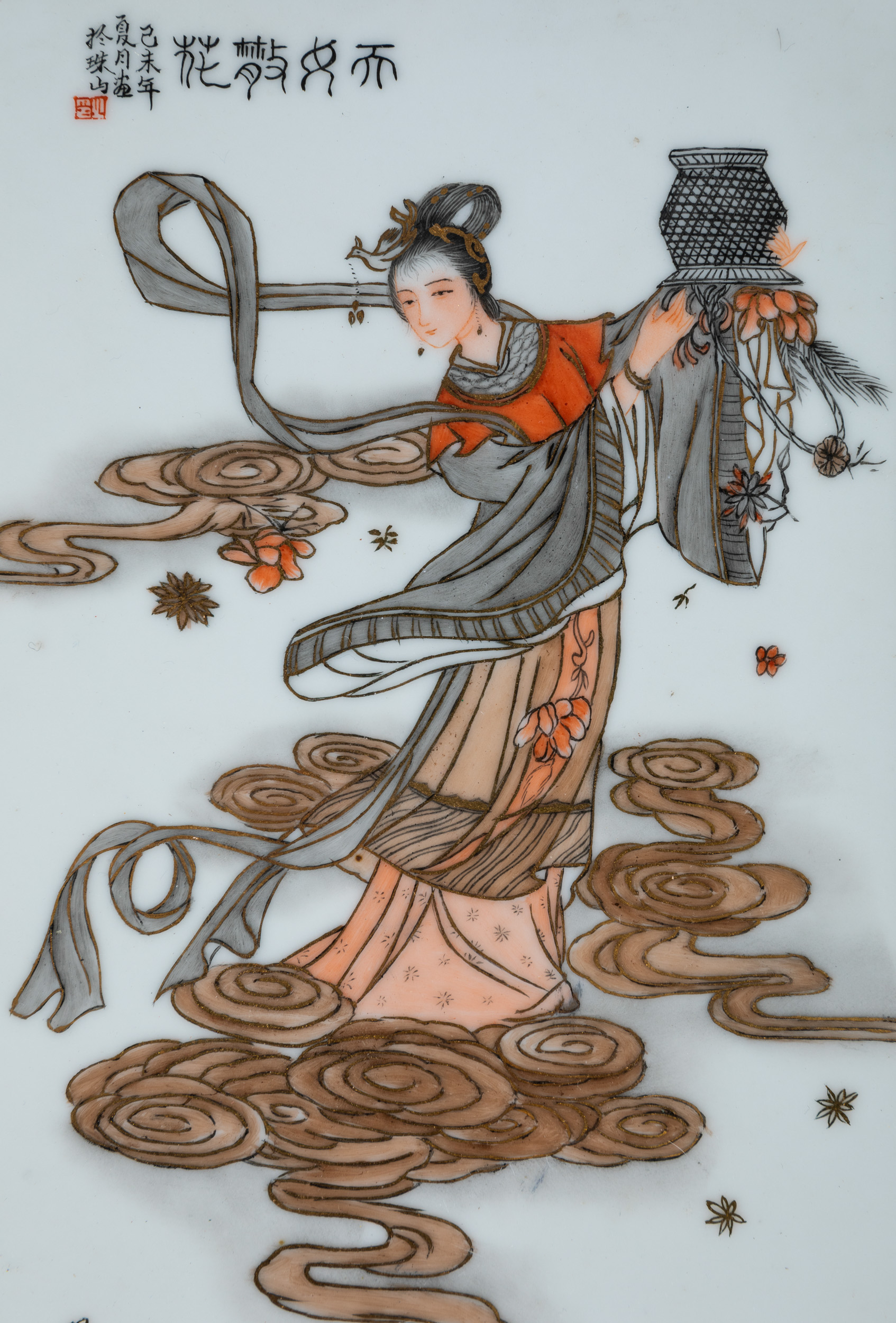 Cinque placche in porcellana, smalti policromi con iscrizioni e figure di fanciulle, Cina, XX sec...