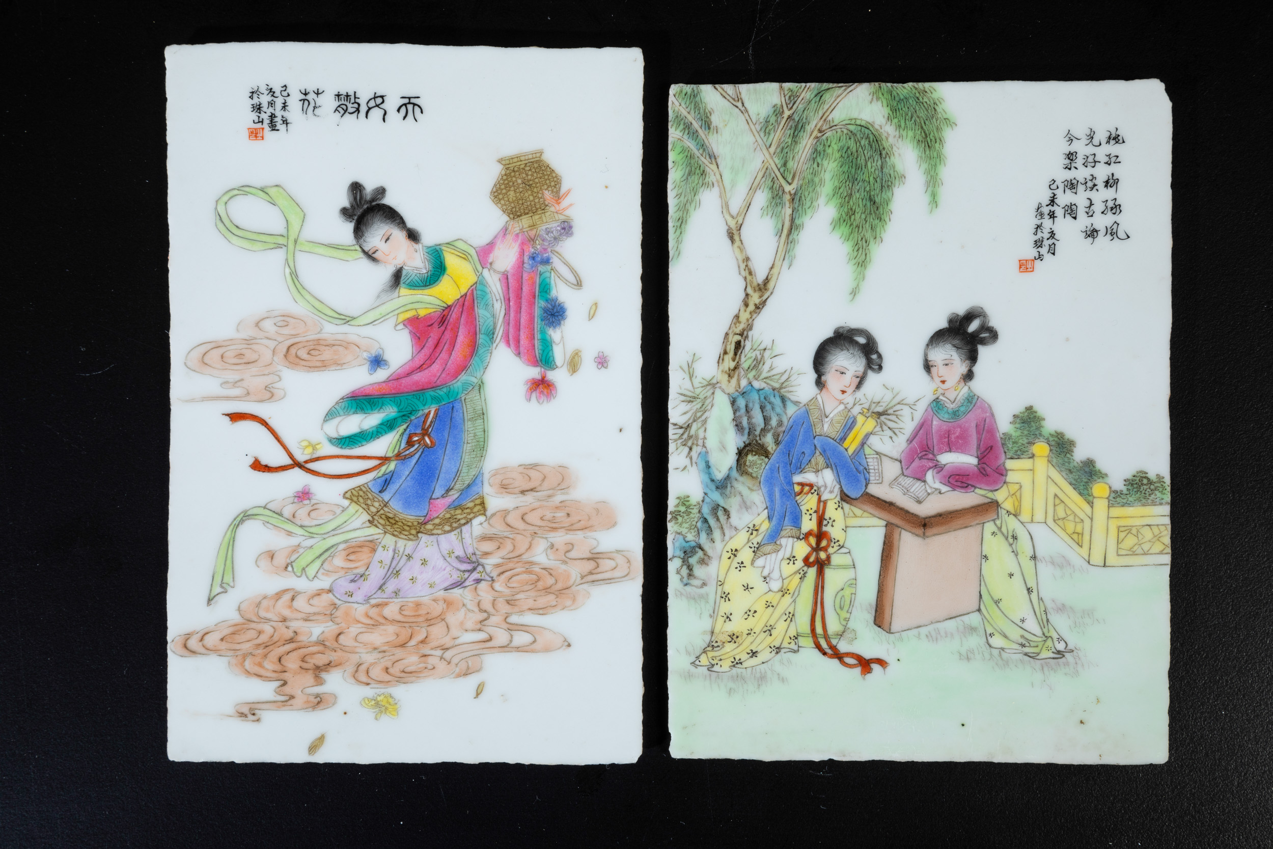 Cinque placche in porcellana, smalti policromi con iscrizioni e figure di fanciulle, Cina, XX sec...