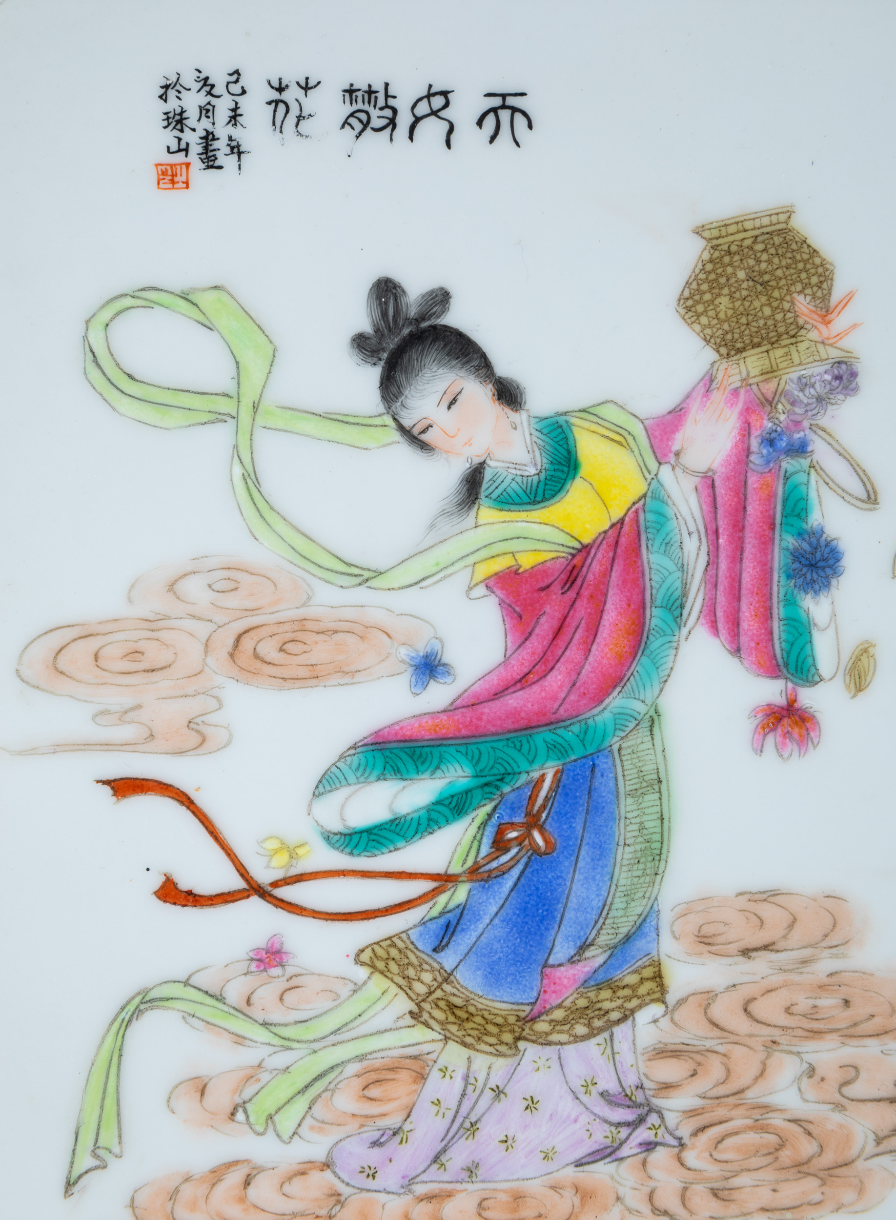 Cinque placche in porcellana, smalti policromi con iscrizioni e figure di fanciulle, Cina, XX sec...