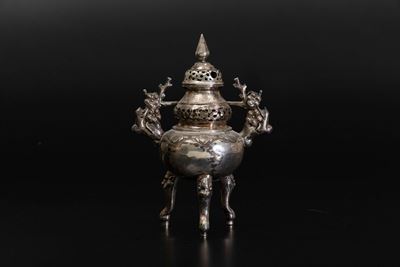 Piccolo Incensiere Tripode in Argento con Coperchio e Manici a Foggia di Rami Fioriti, Cina, Iniz...