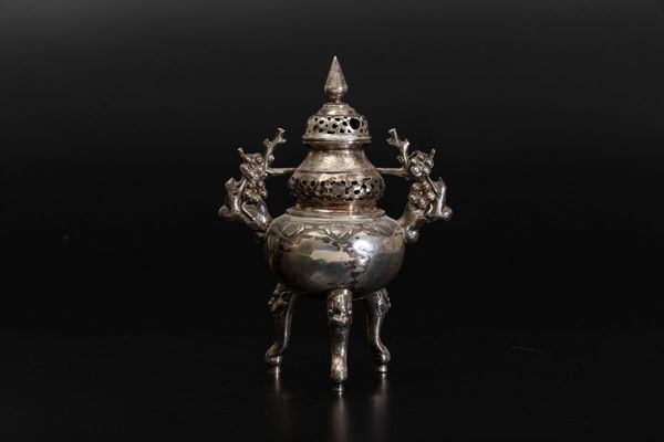 Piccolo incensiere tripode in argento con coperchio e manici a foggia di rami fioriti, Cina, inizi XX secolo