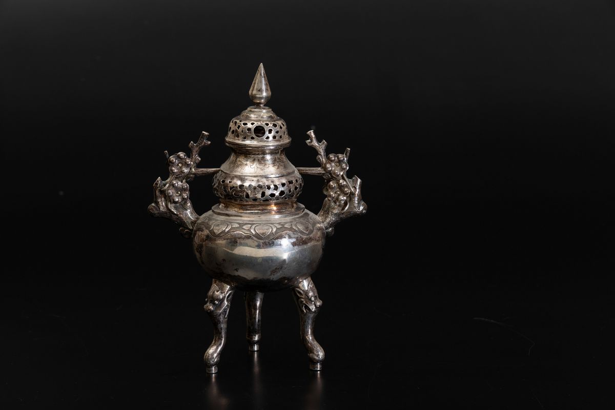 Piccolo Incensiere Tripode in Argento con Coperchio e Manici a Foggia di Rami Fioriti, Cina, Iniz...