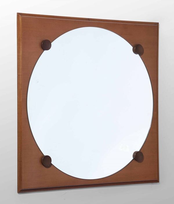 Specchio con struttura in legno e dettagli in metallo.