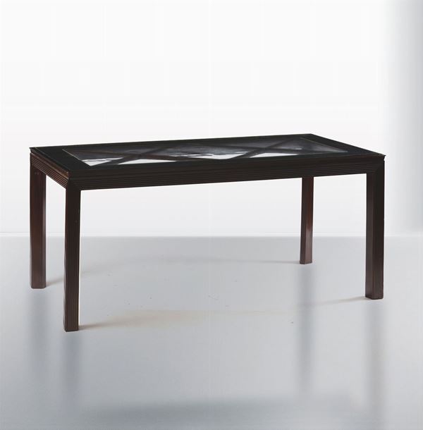 Tavolo con struttura in legno e legno grissinato. Piano in vetro parzialmente specchiato.