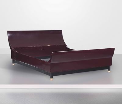 Letto con Struttura in Legno Laccato e Puntali in Ottone.