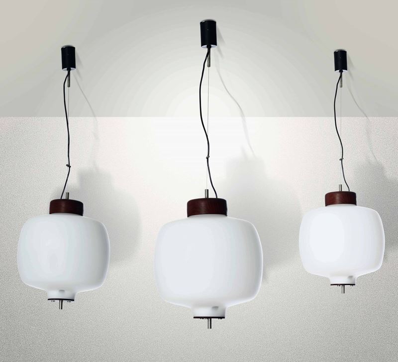 Tre lampade a sospensione con struttura in metallo e diffusori in vetro opalino.  - Asta Design - Cambi Casa d'Aste