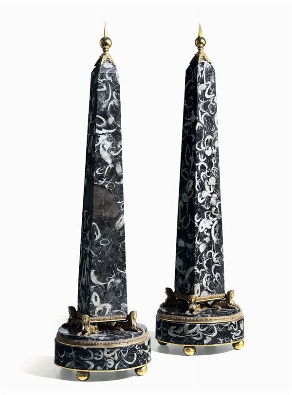 Coppia di obelischi di gusto neoclassico in lumachella e bronzo dorato, arte romana XIX-XX secolo