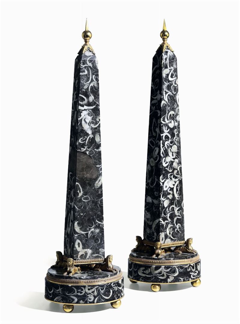 Coppia di obelischi di gusto neoclassico in lumachella e bronzo dorato, arte romana XIX-XX secolo  - Auction Fine Art - Cambi Casa d'Aste