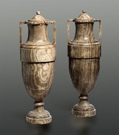 Coppia di Monumentali Vasi Biansati in Alabastro Fiorito. Lapicida del XIX-XX Secolo