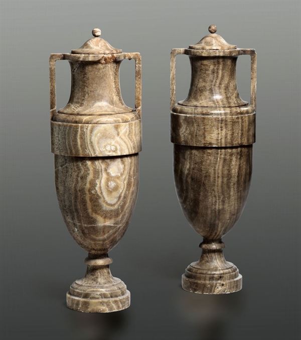 Coppia di monumentali vasi biansati in alabastro fiorito. Lapicida del XIX-XX secolo