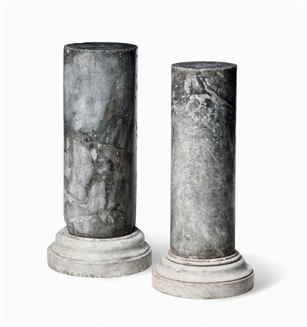 Coppia di colonne in marmo grigio e capitelli in marmo bianco, XX secolo