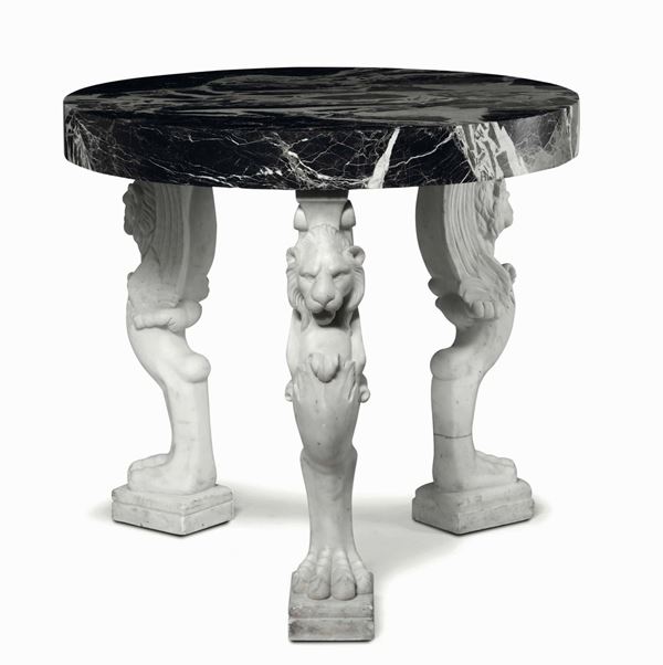 Tavolo con piano tondo in marmo bianco e nero d’Aquitania e trapezofori zoomorfi di gusto classico in marmo bianco, XX secolo