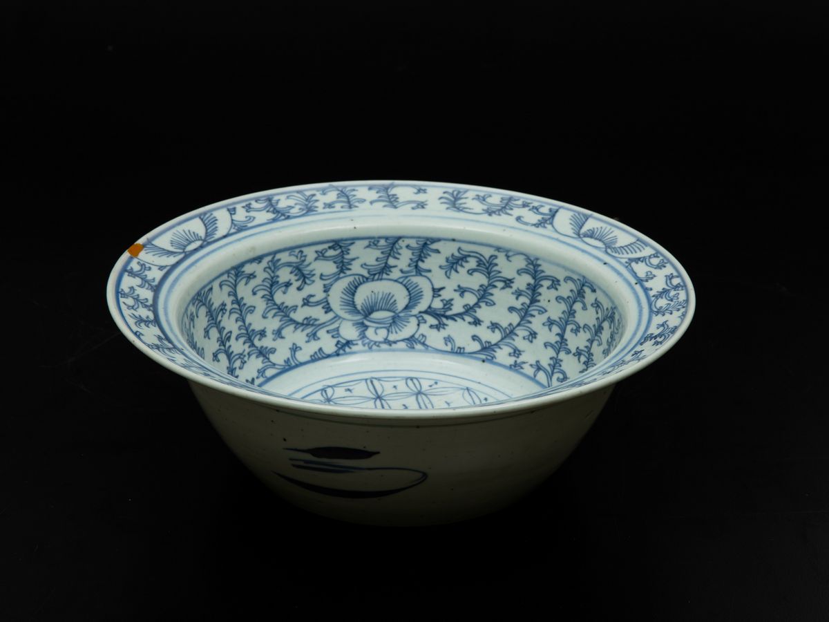 Ciotola in Porcellana Bianca e Blu con Decoro Floreale, Cina, XIX Secolo