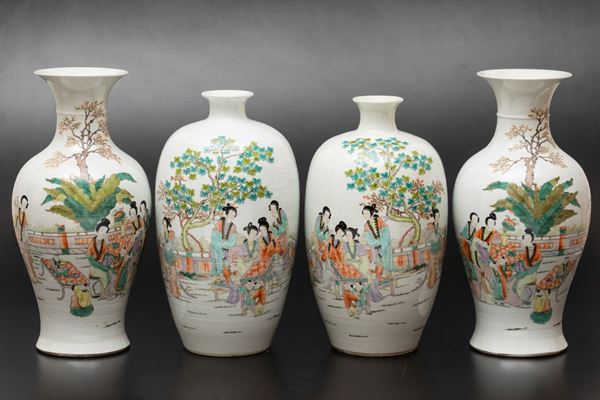 Lotto composto da quattro vasi in porcellana a smalti policromi raffiguranti fanciulle e iscrizioni, Cina, Repubblica, XX secolo