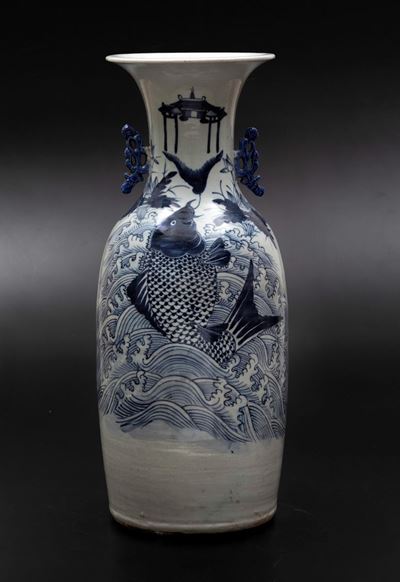 Vaso in Porcellana Bianca e Blu con Anse Sagomate e Figura di Carpa tra i Flutti, Cina, Dinastia ...