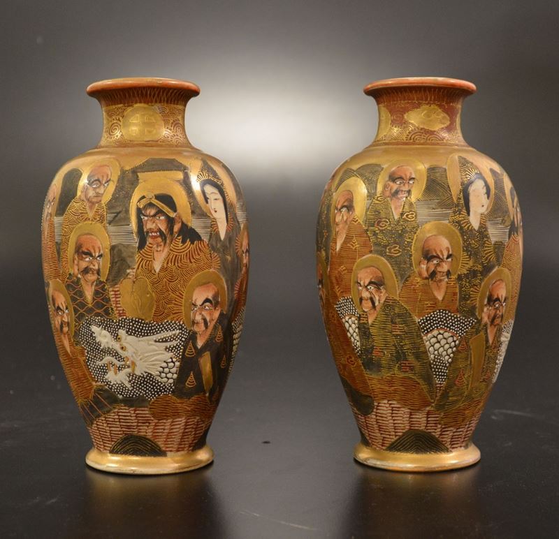 Coppia di vasi in porcellana Satsuma con figure, Giappone, XX secolo  - Asta Arte Orientale | Asta a Tempo - Cambi Casa d'Aste