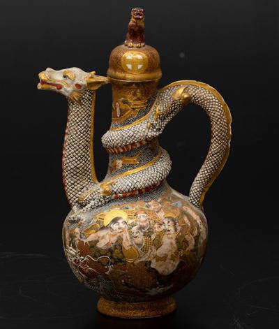 Versatoio in Porcellana Satsuma con Personaggi e Manico a Foggia di Drago, Giappone, Periodo Meij...
