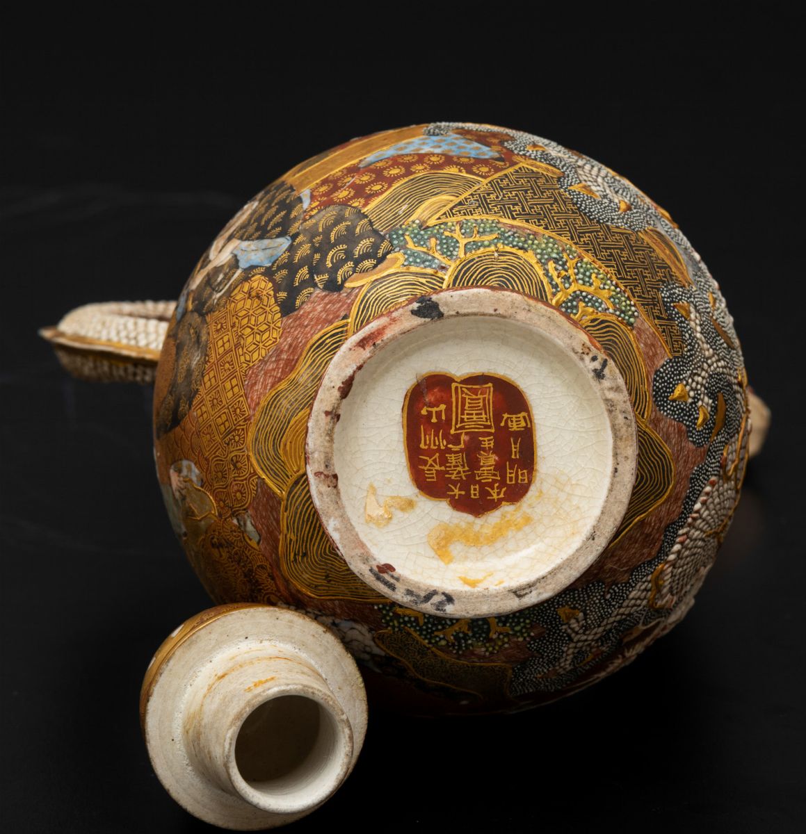 Versatoio in Porcellana Satsuma con Personaggi e Manico a Foggia di Drago, Giappone, Periodo Meij...