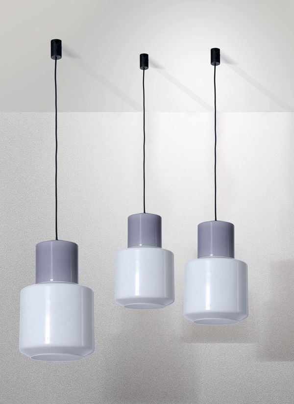 Tre lampade a sospensione con struttura in metallo e metallo laccato. Diffusori in vetro di Murano.