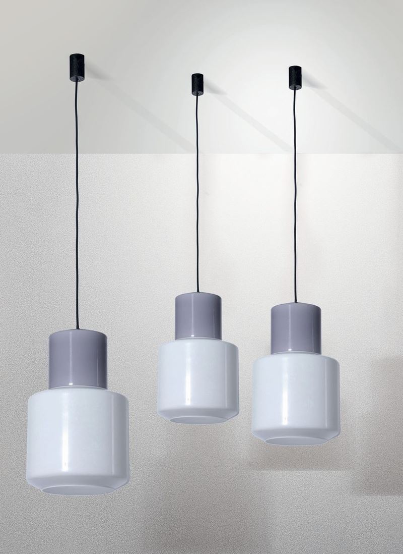 Tre lampade a sospensione con struttura in metallo e metallo laccato. Diffusori in vetro di Murano.  - Auction Design - Cambi Casa d'Aste