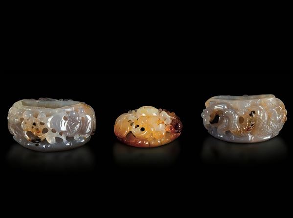 Tre piccoli sciacquapennelli scolpiti in agata con decori naturalistici a rilievo e a traforo, Cina, Dinastia Qing, XIX secolo