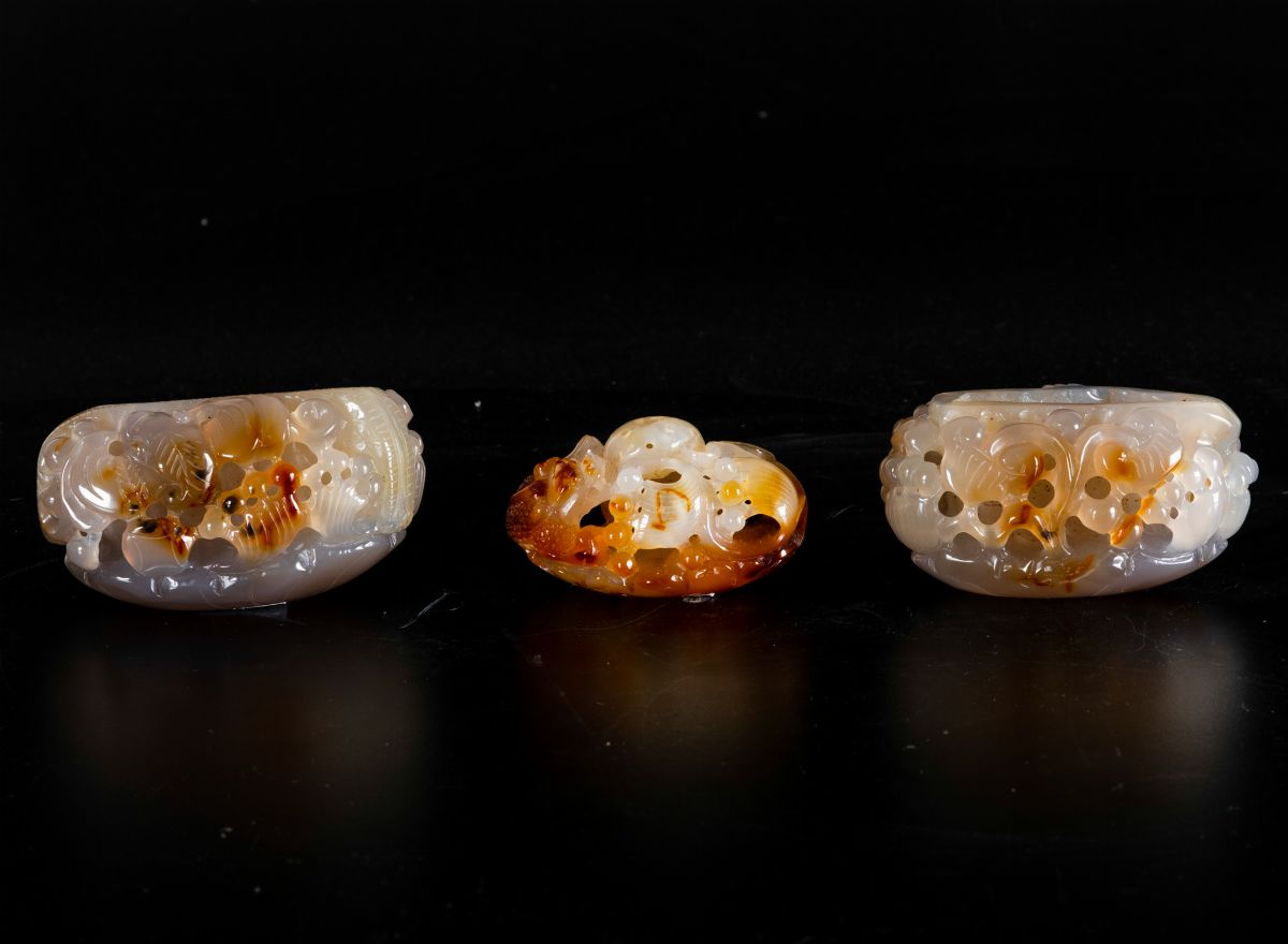 Tre Piccoli Sciacquapennelli Scolpiti in Agata con Decori Naturalistici a Rilievo e a Traforo, Ci...