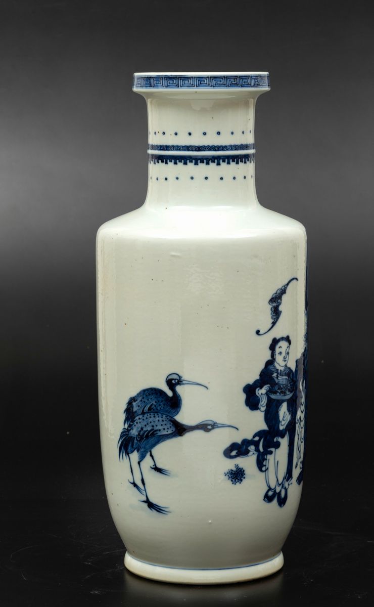 Vaso Rouleau in Porcellana Bianca e Blu con Scena Cerimoniale, Cina, Dinastia Qing, XIX Secolo