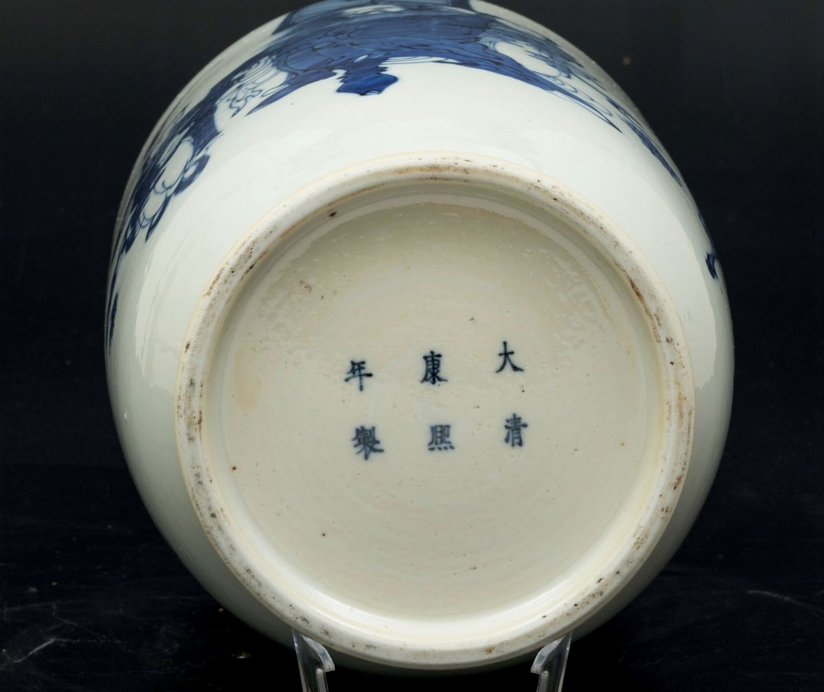 Vaso Rouleau in Porcellana Bianca e Blu con Scena Cerimoniale, Cina, Dinastia Qing, XIX Secolo