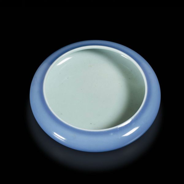 Piccolo sciacquapennelli circolare in porcellana monocroma sui toni dell'azzurro, Cina, Dinastia Qing, marca e del periodo Guangxu (1875-1908)