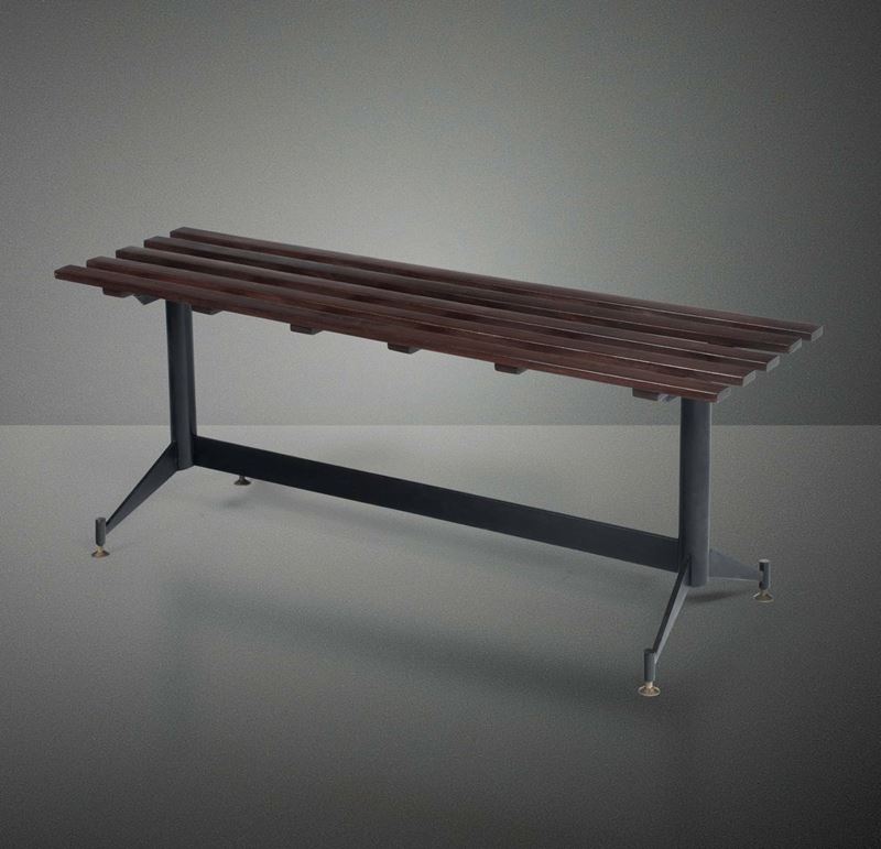 Panchetta con struttura in metallo laccato e seduta in legno.  - Auction Design Lab - Cambi Casa d'Aste