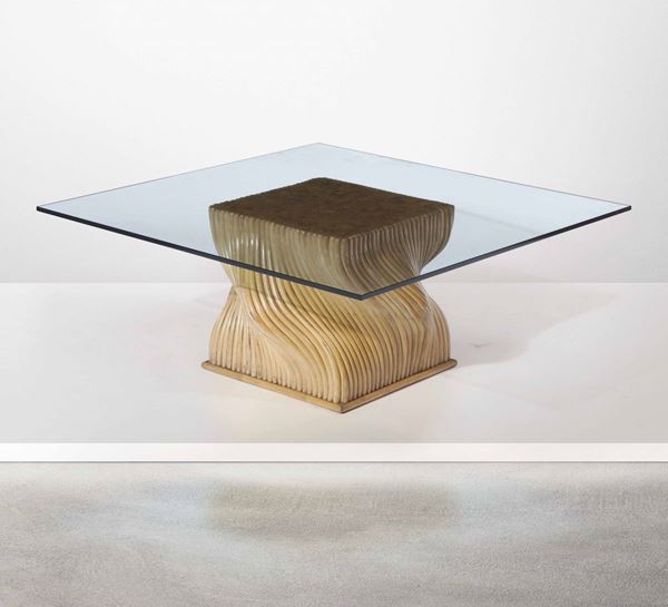Tavolo basso con base in legno e piano in cristallo