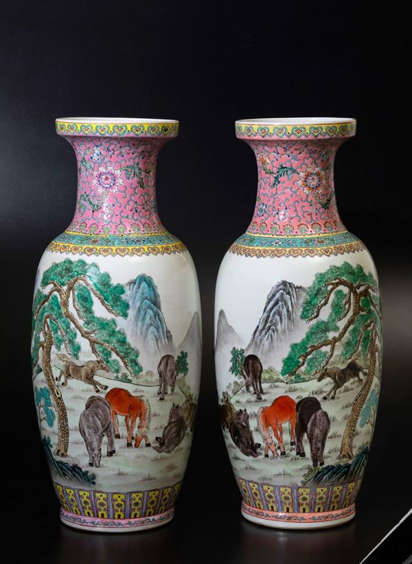Coppia di vasi in porcellana a smalti policromi con raffigurazioni di paesaggio, iscrizioni e decori floreali, Cina, XX secolo
