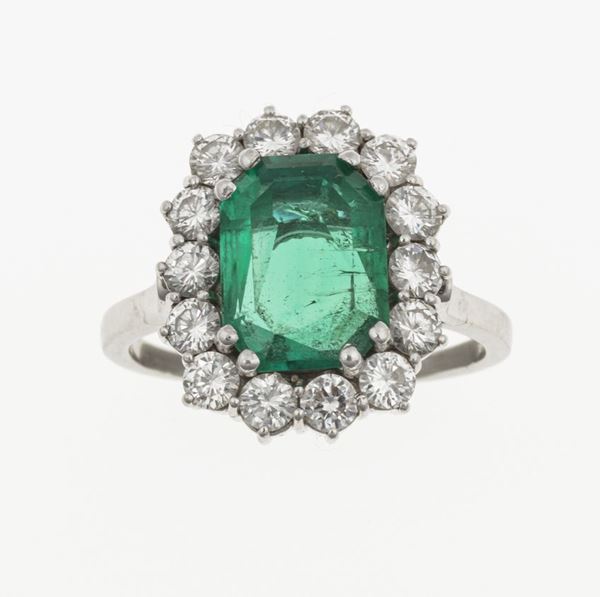 Anello con smeraldo Colombia di ct 2.20 circa e diamanti a contorno