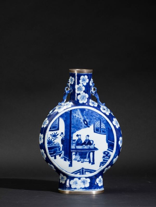 Fiasca in porcellana bianca e blu con anse a foggia di draghetto, scene di vita comune entro riserve e decori floreali, Cina, Dinastia Qing, XIX secolo