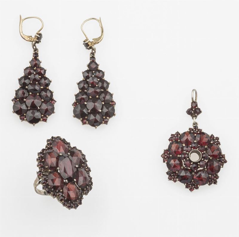Parure composta da anello, orecchini e pendente con granati  - Auction Jewels - Timed Auction - Cambi Casa d'Aste