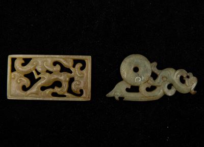 Due Piccole Placche Scolpite in Giada Celadon con con Decori a Traforo, Cina, XX Secolo