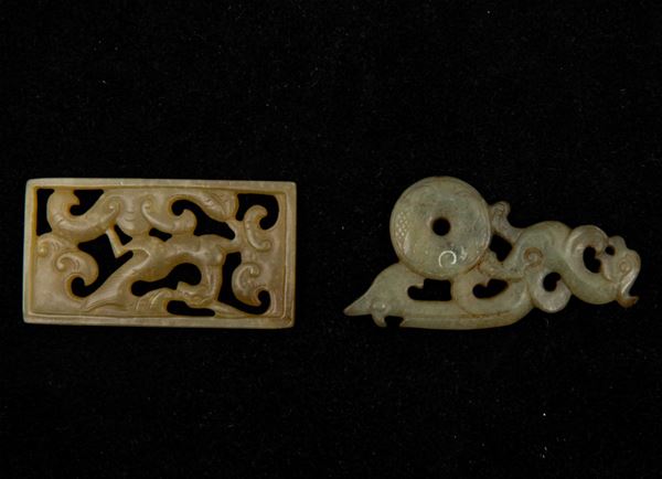 Due piccole placche scolpite in giada Celadon con con decori a traforo, Cina, XX secolo