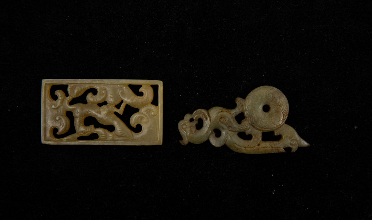 Due Piccole Placche Scolpite in Giada Celadon con con Decori a Traforo, Cina, XX Secolo